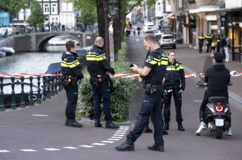 Több lövést adtak le egy ismert holland bűnügyi újságíróra Amszterdamban, jelenleg az életéért küzdenek