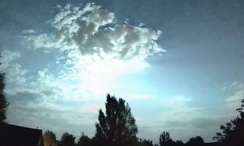 Egy pillanatra nappali világosság lett, ahogy a meteorit berobbant a légkörbe – videó