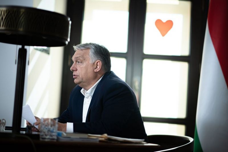 Fontos! Orbán Viktor rövidesen nagy bejelentést ígér a szívecskés ablaka mellől