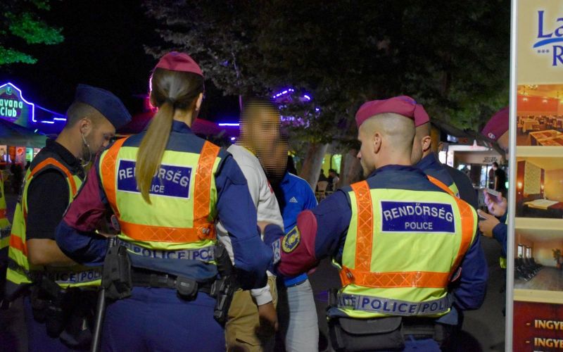 "Lovas rendőrökre lenne szükség" – Hiába a garázdaság, a verekedés Siófok polgármestere szerint nem veszélyes a város