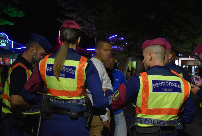 606 főt igazoltattak Siófokon, razziát tartottak a rendőrök – videóval