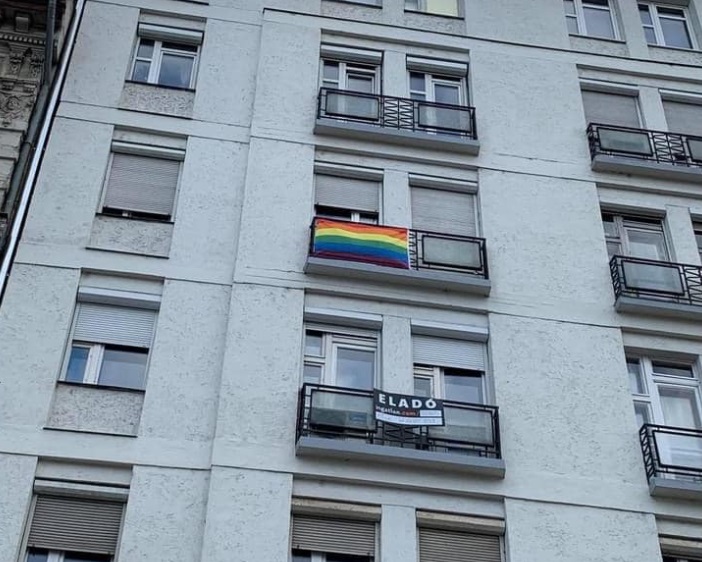 Megtámadtak egy lakást Budapesten, mert szivárványos zászló volt az erkélyen