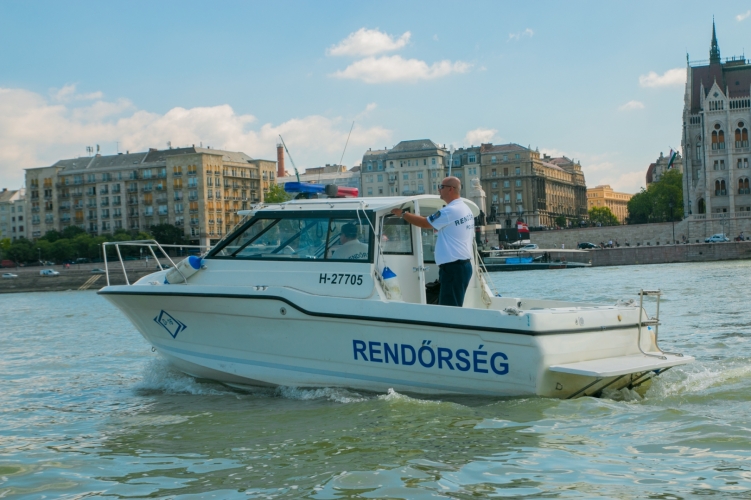 Úszni indult, majd eltűnt a Dunában egy ember Budapestnél