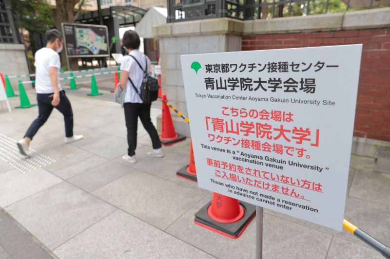 Japánban már akkora a baj, hogy már különböző vakcinák keverésével kísérleteznének 