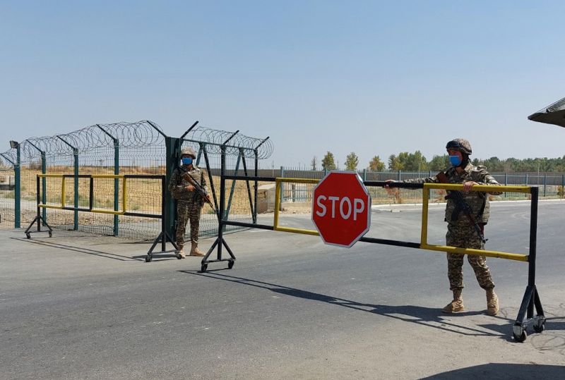 Egyes források szerint Tádzsikisztán irányába menekült az afgán elnök