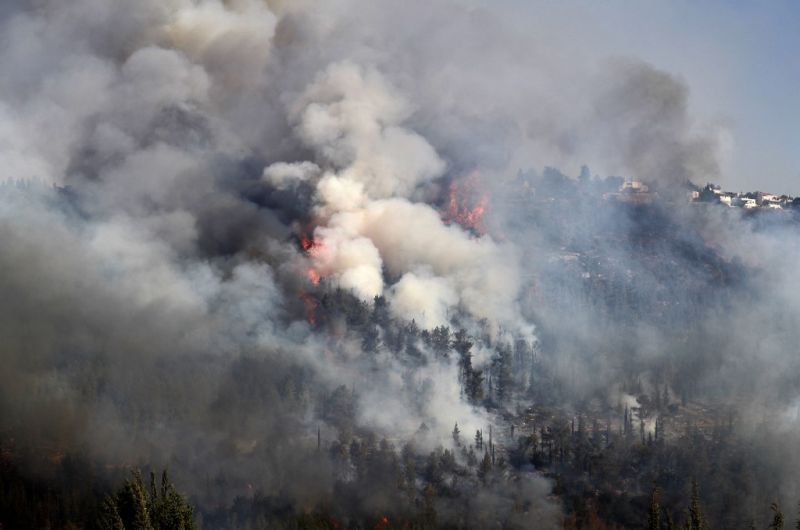 Izraelben is hatalmas erdőtüzek vannak, már harmadik napja küzdenek Jeruzsálem mellett