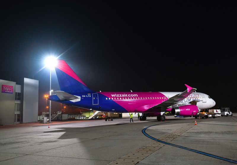 Vasárnap éjjel megérkezett az afganisztáni mentőakció első WizzAir gépe Budapestre – 170 utast hozott