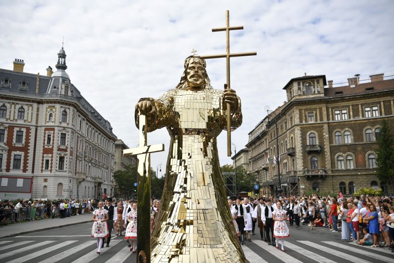 „Magyar földre magyar b*zit” – Zseniális képpel foglalta össze az augusztus 20-i ünnepséget Pécsi Renáta