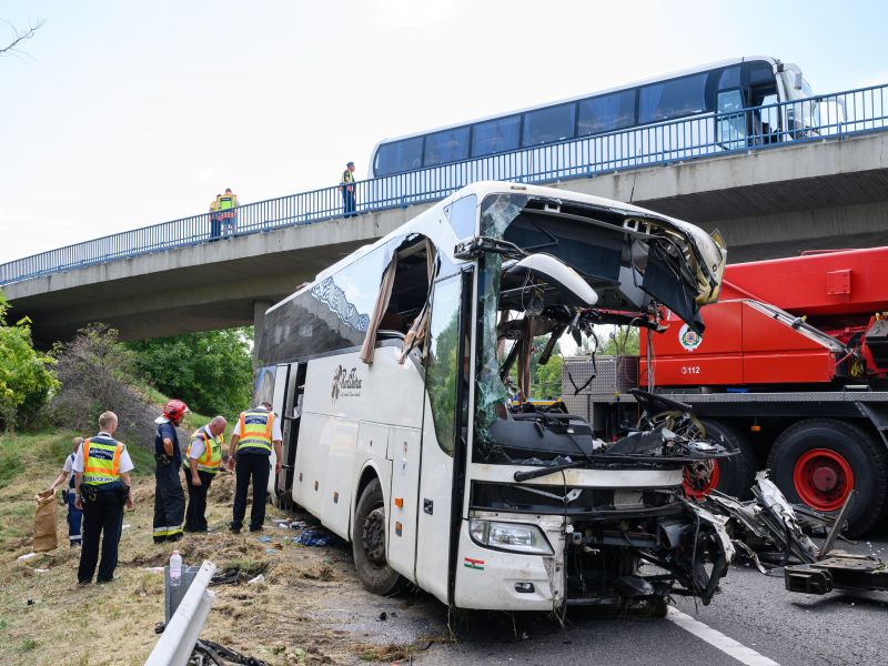 Buszszerencsétlenség az M7-esen: az utazásszervező cég ügyvezetője szerint volt biztosításuk