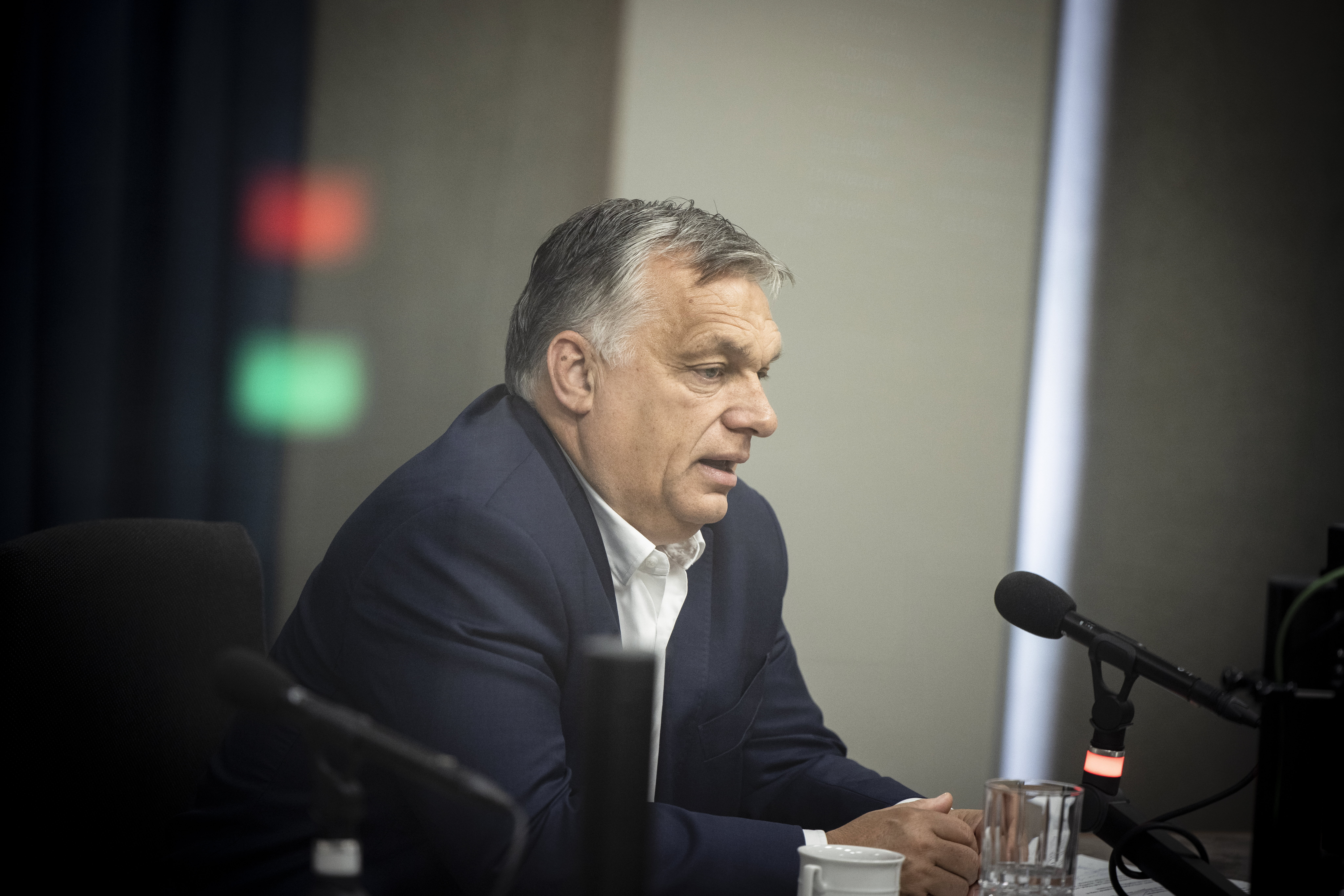 Orbán lubickolt az álákérdezős Tucker Carlson-interjúban, közben az ismert tévés Facebook-oldalán a magyar kormányfőt éltetik