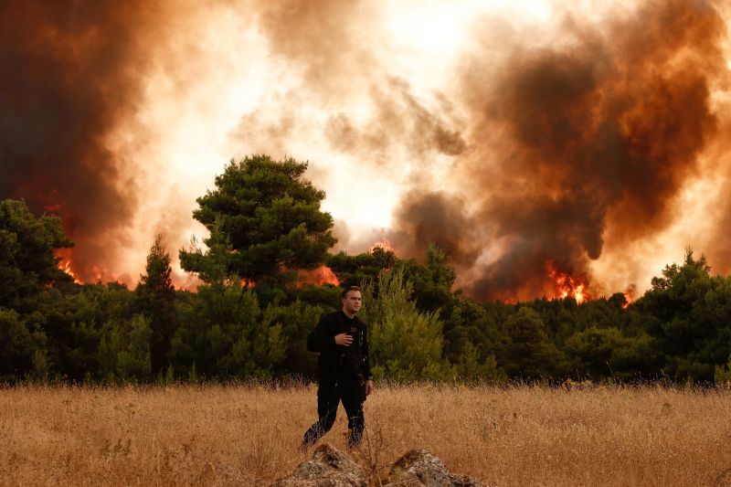 Apokaliptikus videó: lángok közül menekülnek az emberek Görögországban