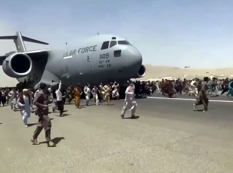 Tűzharc a kabuli repülőtérnél: agyonlőtték az afgán biztonsági erők egy tagját