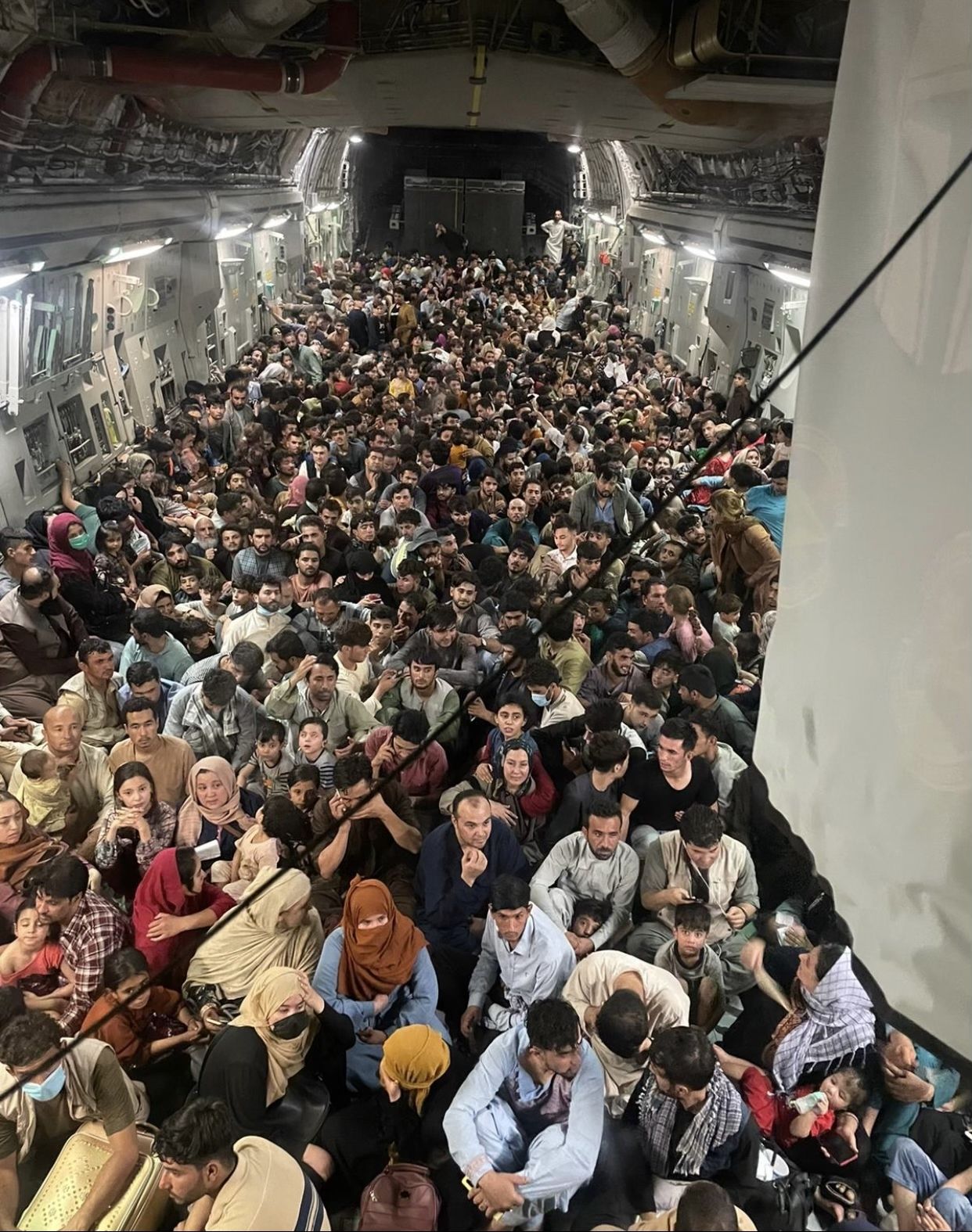 640 afgán menekült el egyetlen repülőn – megdöbbentő fotó