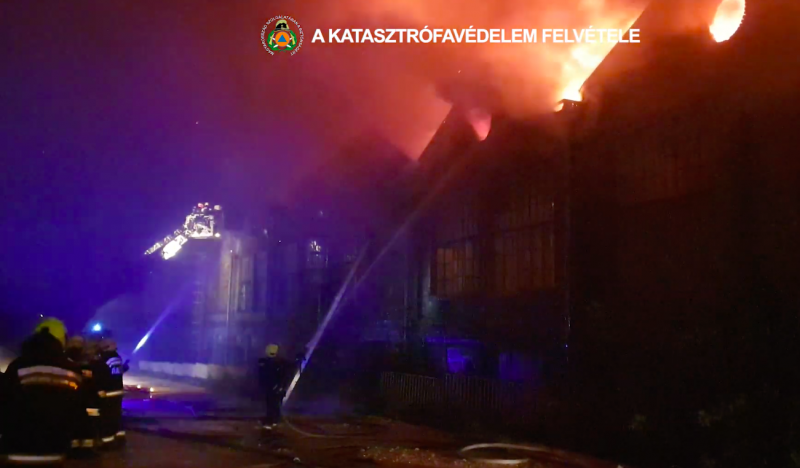 Félelmetes: videót adott ki a tűzoltóság a Főtaxi épülete mögötti egyik raktár lángoló épületének oltásáról