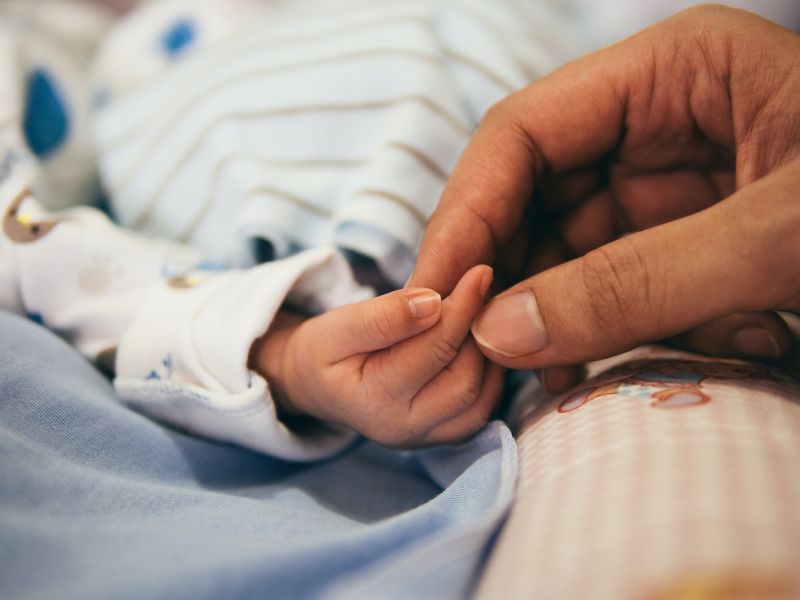 Egy év után végre hazavihették a világ legkisebb újszülöttjét, aki 212 grammal született