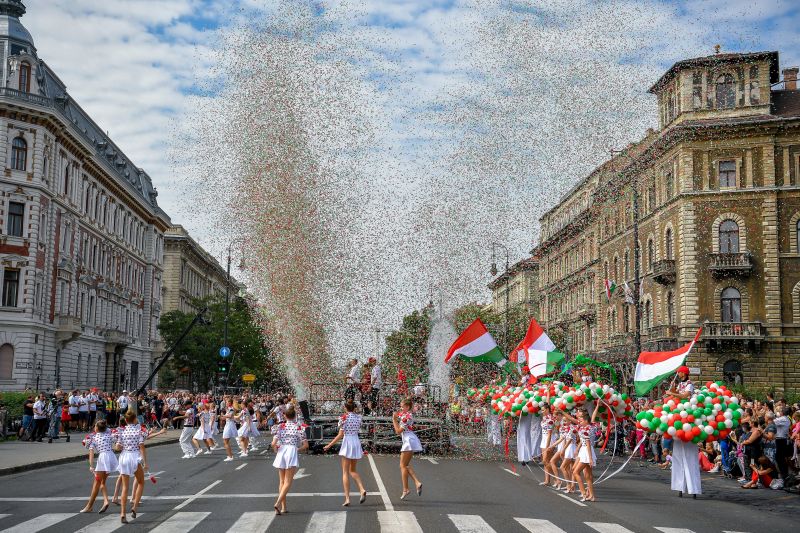 Sámánok, koronában éneklő celeb és félmeztelen férfiak a turulmadár alatt – így zajlott a felvonulás Budapesten
