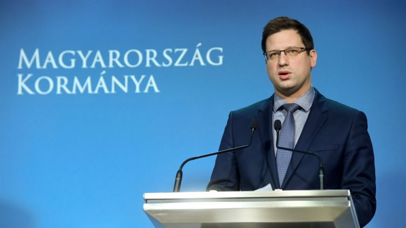 "Te homár hazudozó, a Fidesz szégyene, hiteltelen köcs.g lettél" – Gulyás Gergelyt betámadták 