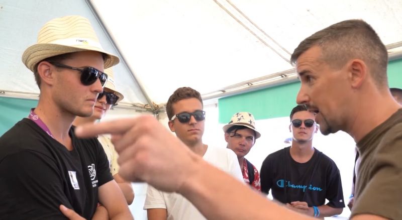 KDNP-s fiatalok akarták alázni Jakab Pétert, de arcukra fagyott a mosoly – videó