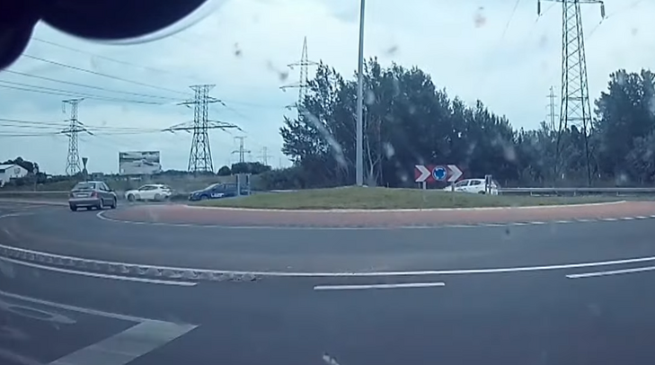 Döbbenet! Videón, ahogy egy autós szembemegy a körforgalommal! 