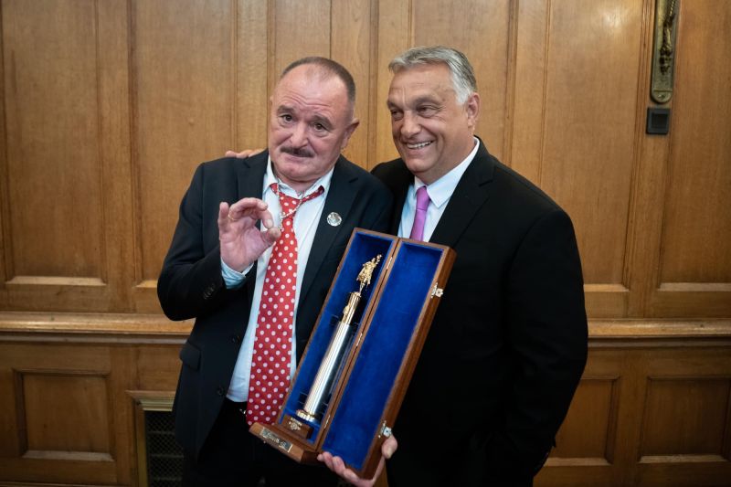 Orbán Viktorral most madarat lehetne fogatni – így gratulált udvari zenészének