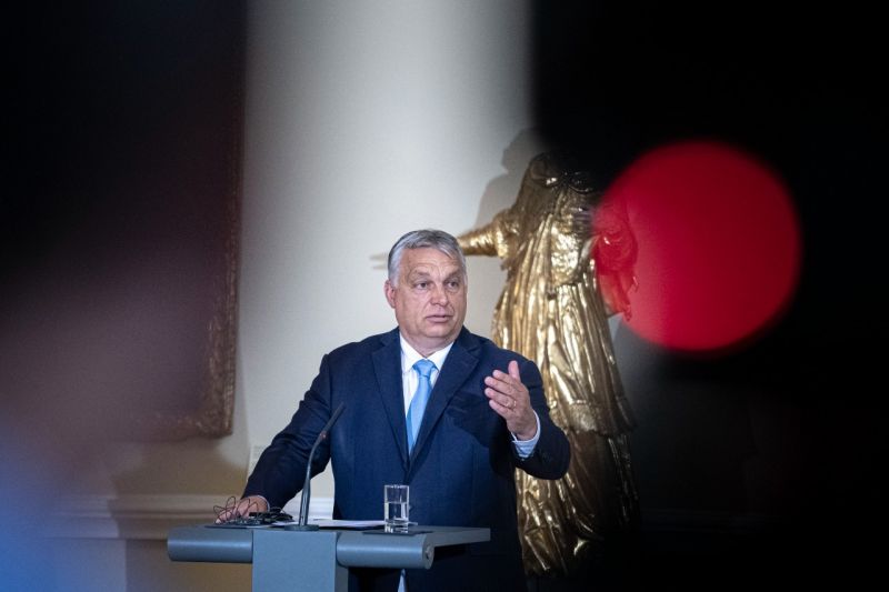 Mr. Beanhez hasonlította Orbán Viktort, amiért visszaküldte magának a Nemzeti Konzultációs ívet, hatalmas sikere lett