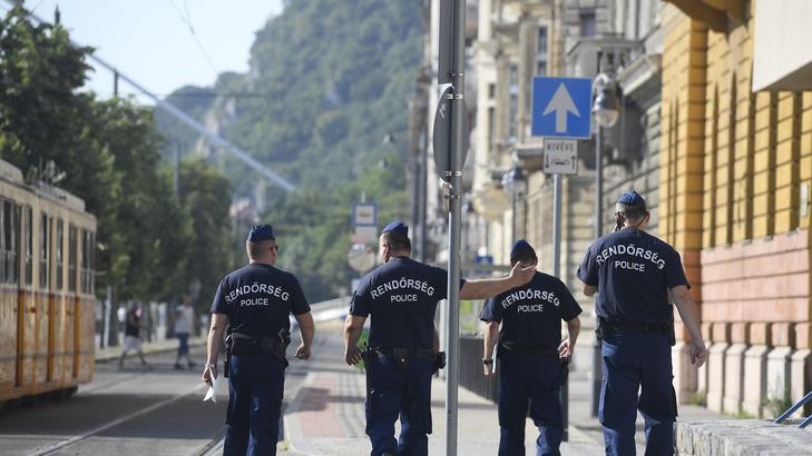 Kitálalt egy elkeseredett magyar rendőr: "Mondjuk már ki: át lettünk b***va, de csúnyán"