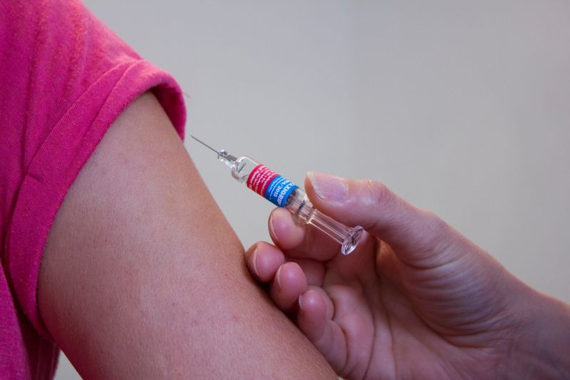 Több ezer embert vert át egy nővér, aki a koronavírus elleni vakcina helyett sóoldatot adott be