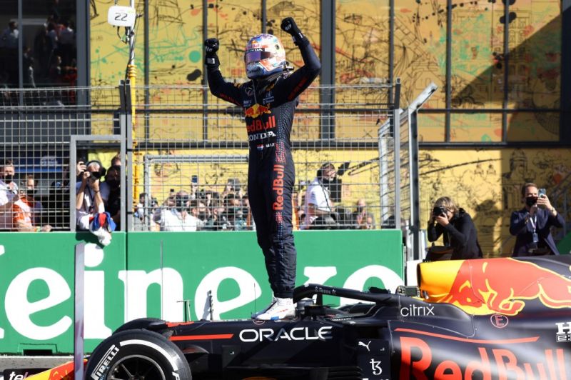 Verstappen nyerte a Holland Nagydíjat, átvette a vezetést összetettben