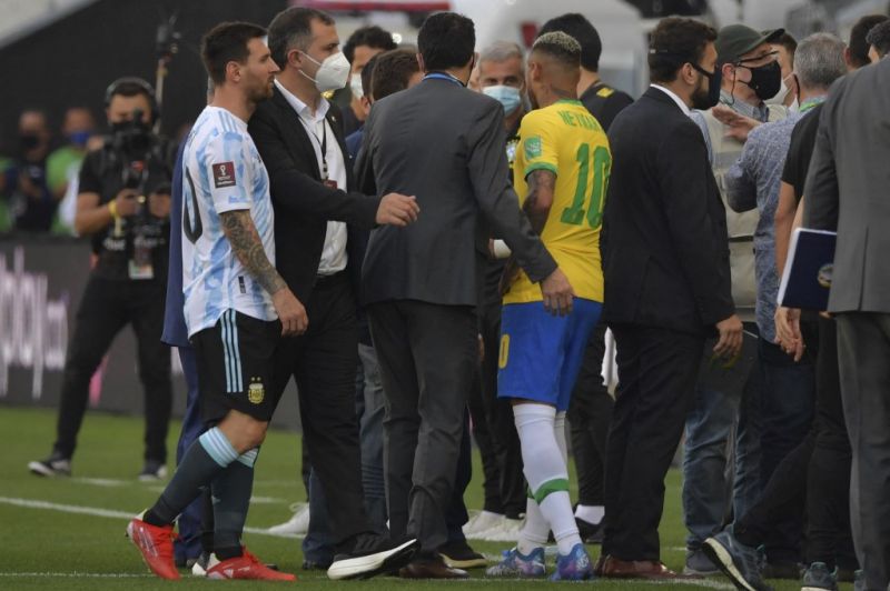 Bizarr botrány Messi és Neymar meccsén: öltönyös tisztviselők és rendőrök lepték el a pályát a világbajnoki selejtező közben – A bíró sem tudta, mi történik
