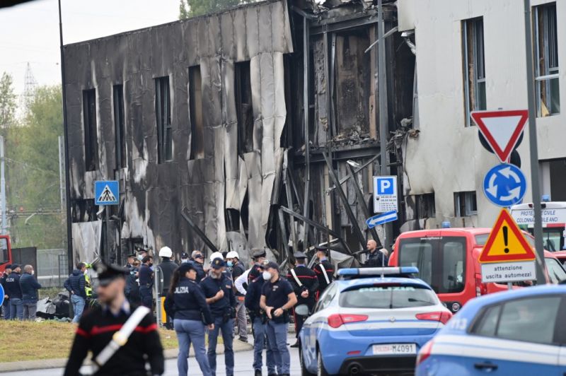Tragédia! Kisrepülő zuhant egy épületre Milánóban, 8 ember meghalt