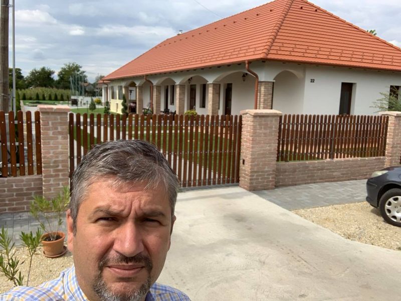 Focipályát varázsolt át a kertjébe egy fideszes polgármester – Hadházy újabb leleplezése
