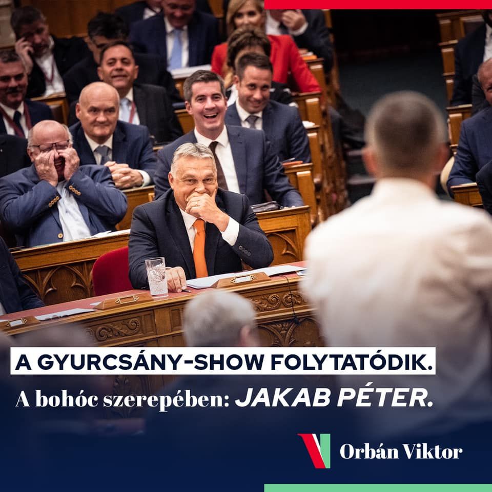 Erős képsorok: nem tudnak nem nevetni Orbán poénjain a mögötte ülő hívei