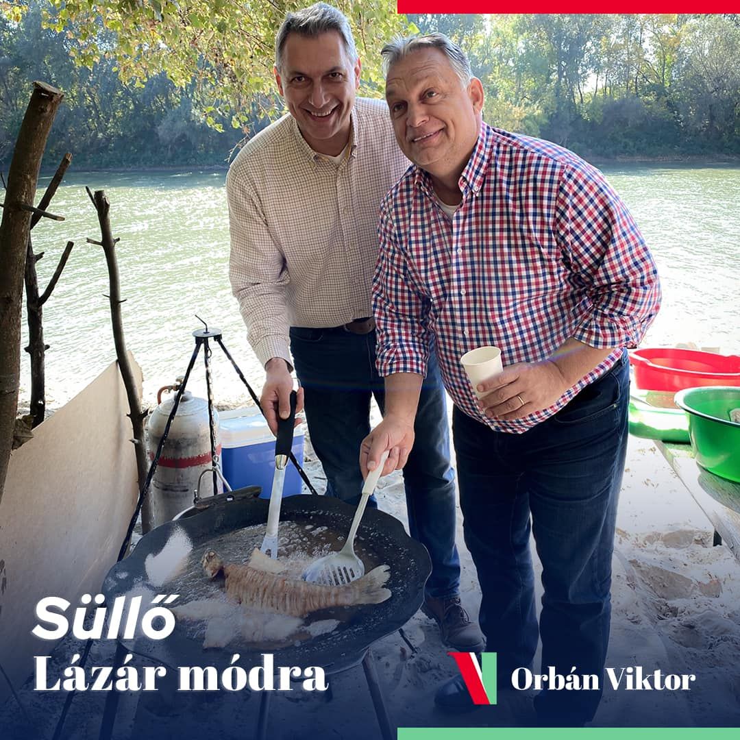 Orbán Viktor és Lázár János együtt bográcsoznak – Ezt főzték ki a Tiszánál