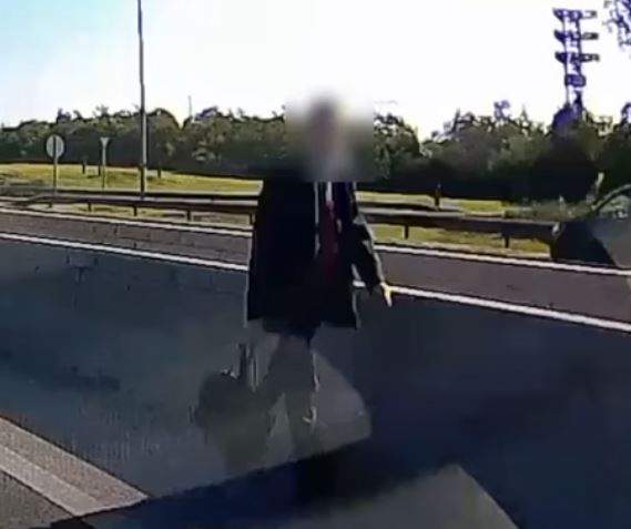 Öltönyben, kézitáskával sétált egy férfi az M3-as bevezetőjén – videó