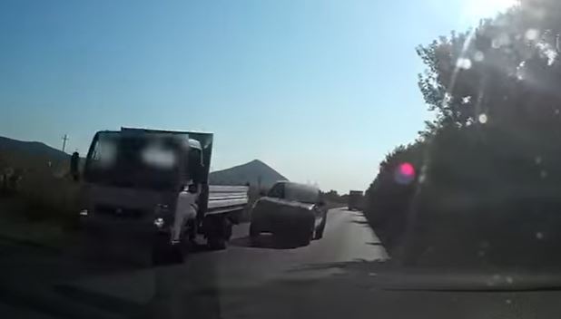 Egy pillanaton múlt, hogy nem lett a baleset – videó