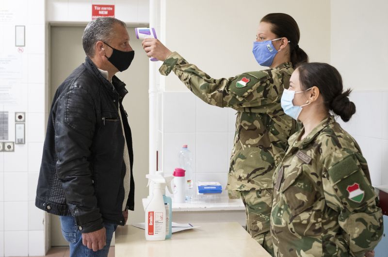 Újra katonák jelentek meg a magyar kórházakban