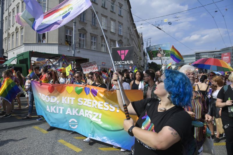 Üzent Magyarországnak az EP – Európában el kell ismerni az azonos neműek házasságát és élettársi kapcsolatát