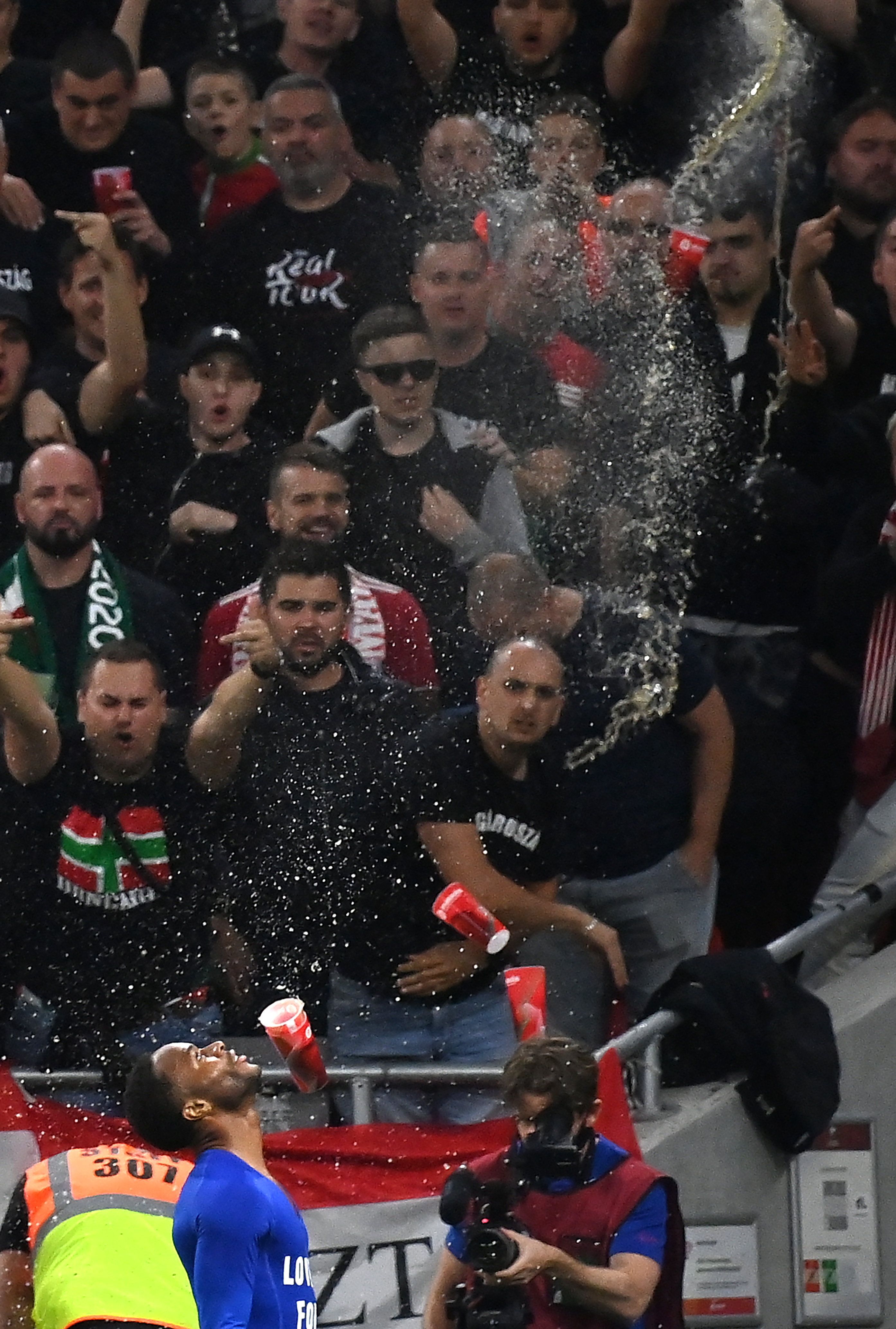 Dagad a botrány: rendőrségi feljelentés, FIFA-vizsgálat a magyar szurkolók miatt – reagált az MLSZ is – Videón, ahogy poharakkal fejbe dobták Raheem Sterlinget a gólöröme közben