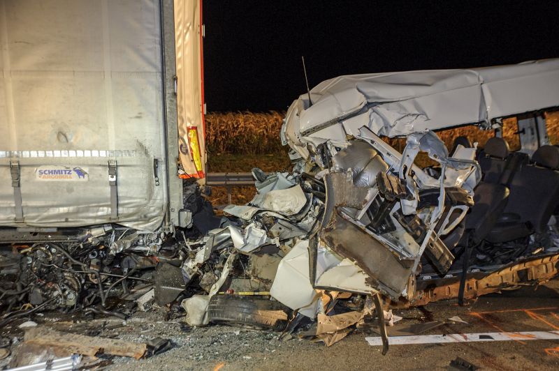 Tragédia a M4-esen: öt ember halt meg egy balesetben Abonynál