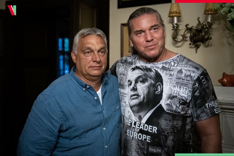 Indulatokat kavart Orbán rajongója, aki furcsa feliratú pólóban fotózkodott a miniszterelnökkel