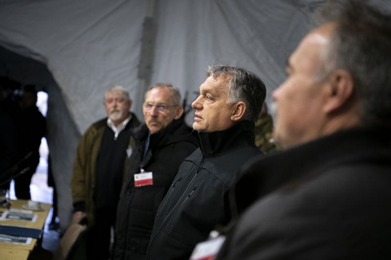 Kihelyezett ülést tart Orbán a haderőfejlesztésről, Kásler Miklós is ott van