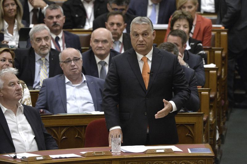 Erős képsorok: nem tudnak nem nevetni Orbán poénjain a mögötte ülő hívei