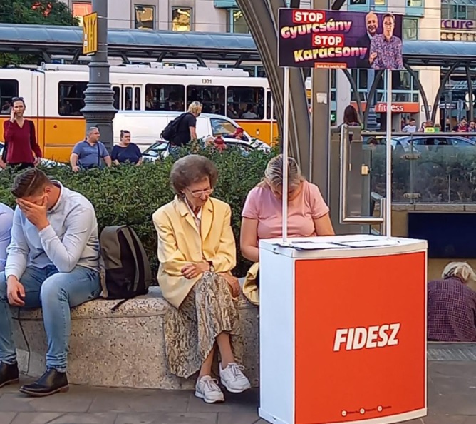 Megtalálták a legszomorúbb Fidesz-standot, a polgármester is ezen mulat