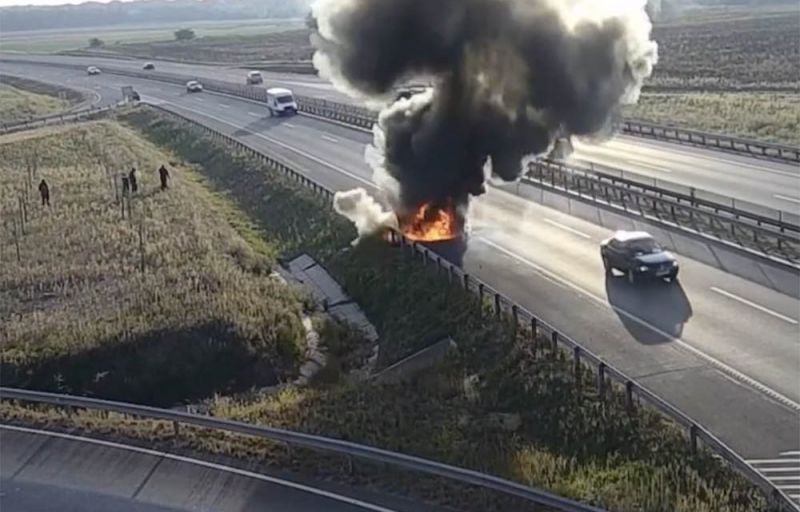 Szénné égett egy autó az M4-esen! Újra kell aszfaltozni utána az autópályát 