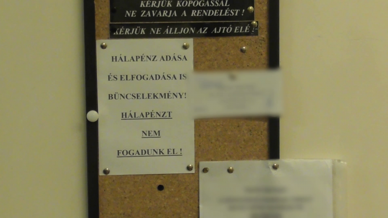 Bilincsben vittek el két budapesti főorvosnőt, mert hálapénzt fogadtak el, 200 üres borítékot találtak rendelőjükben a nyomozók – videó