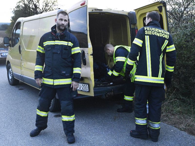 Magyar rendszámú volt a menekültekkel teli kisteherautó, amiben két halottat találtak 