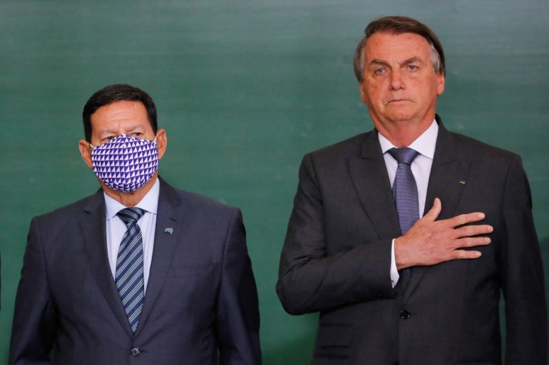 Bolsonaro azt állítja, az oltás AIDS-et okoz – a Facebook és a YouTube is törölte a videóját