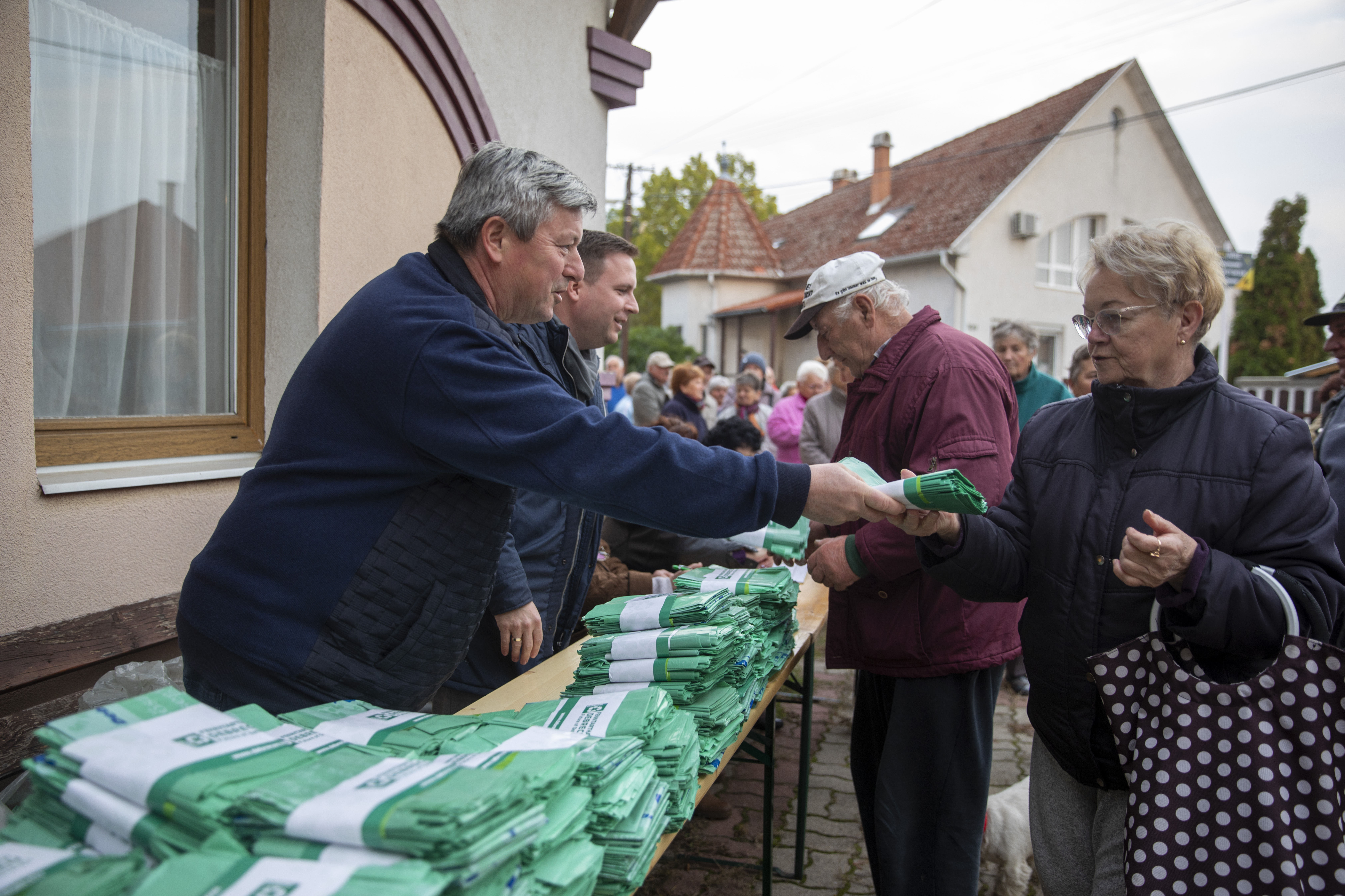 Fideszes politikusok osztogatják a lombgyűjtő zsákokat – elképesztő az érdeklődés
