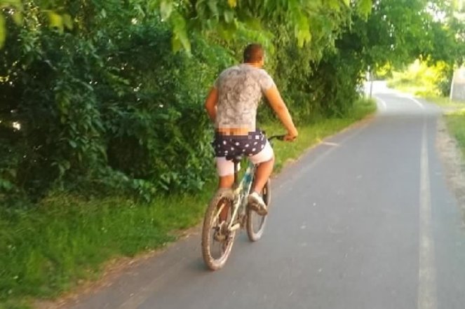 Figyelmes magyar rendőrség: kikockázták a kilógó hátsóját a 19 éves biciklitolvajnak 