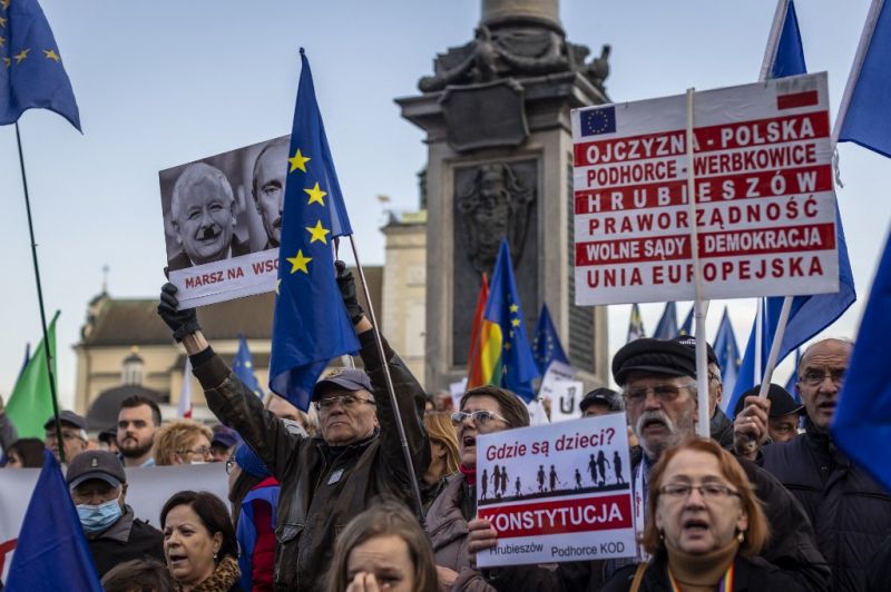 Több ezren tüntettek az EU-ban maradás mellett Varsóban